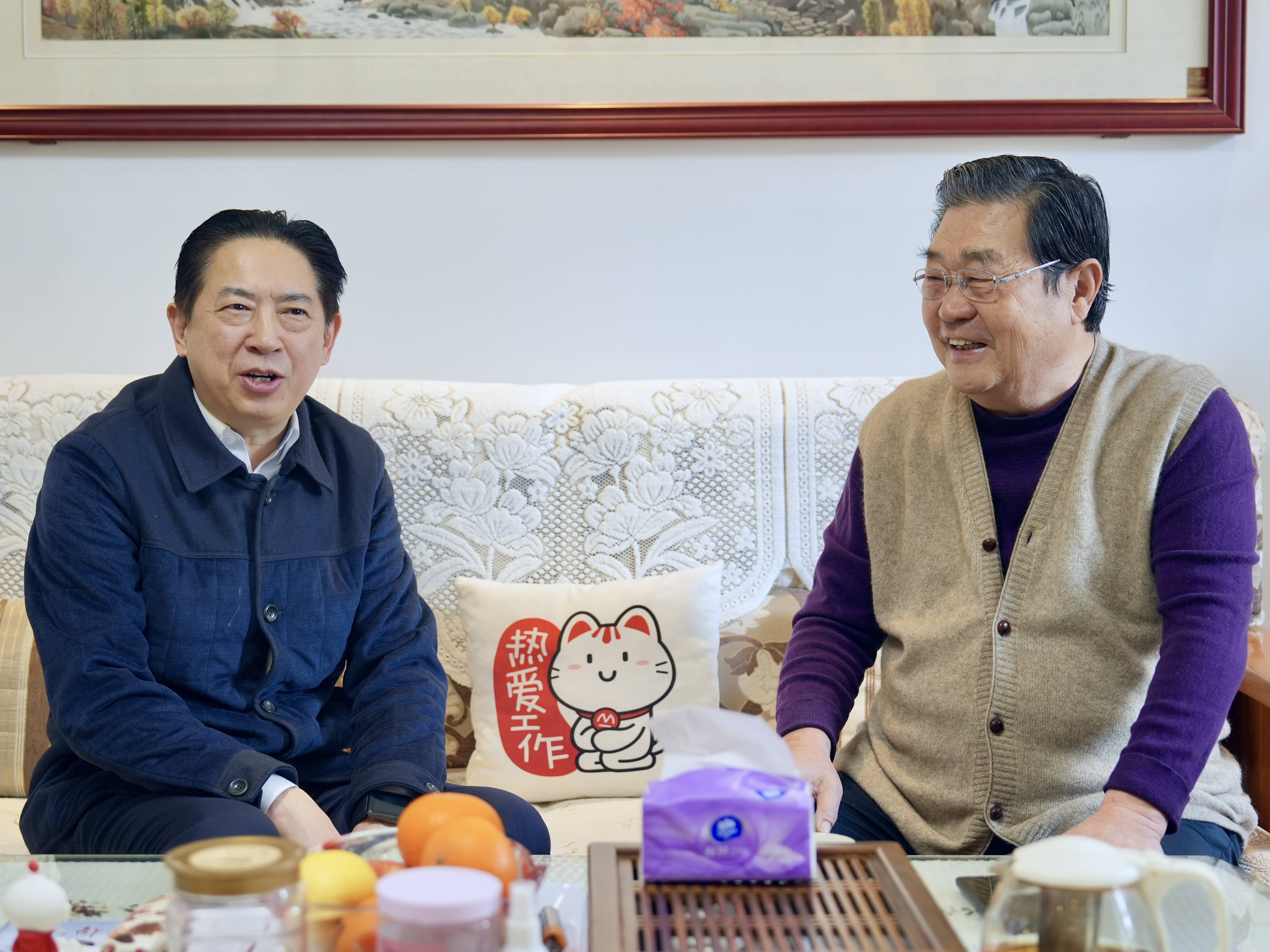 李航走访慰问集团退休老干部